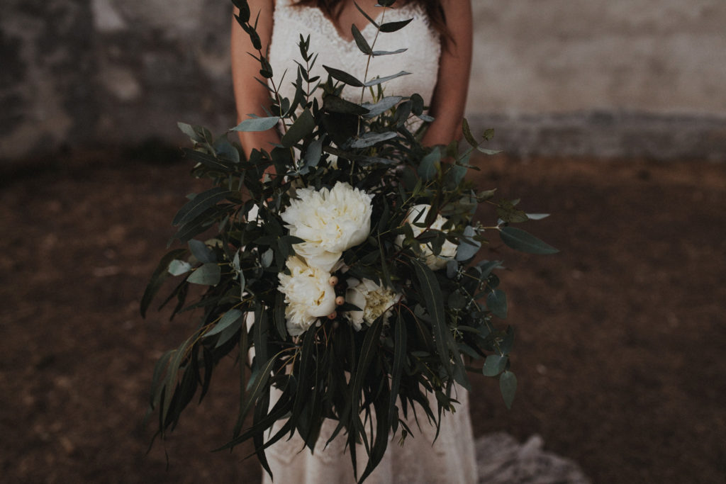 Eine Braut hält einen Brautstrauß bei einer Hochzeit in Berlin