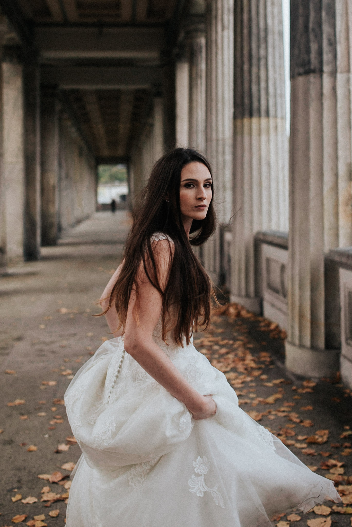 Eine Braut am Gendarmenmarkt fotografiert von einem Hochzeitsfotograf