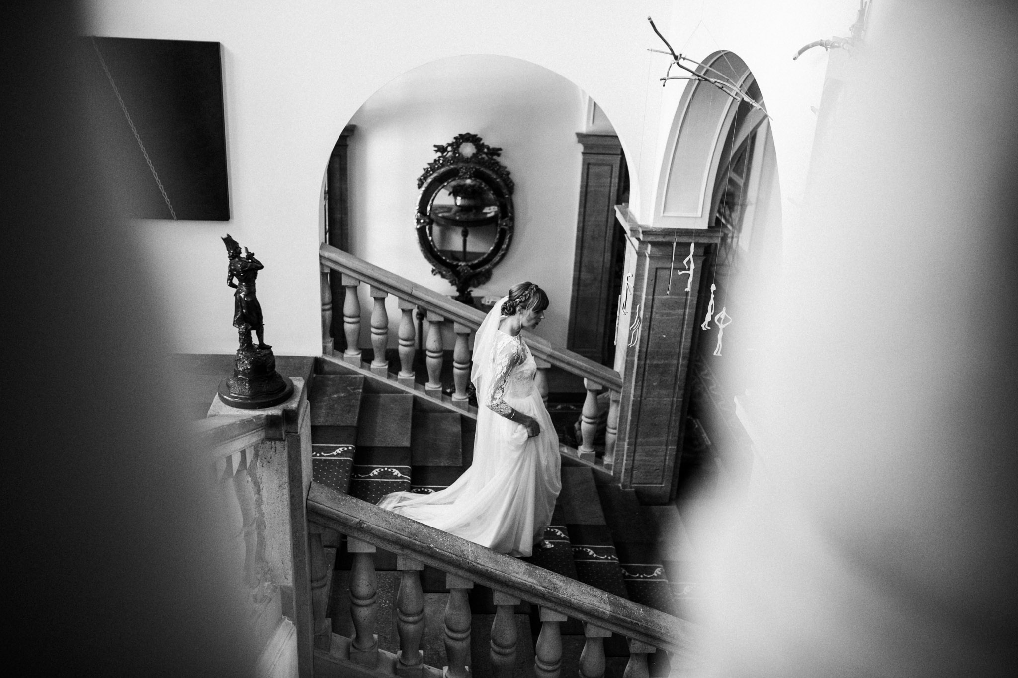 Braut läuft eine Treppe runter im Schloss Herzfelde