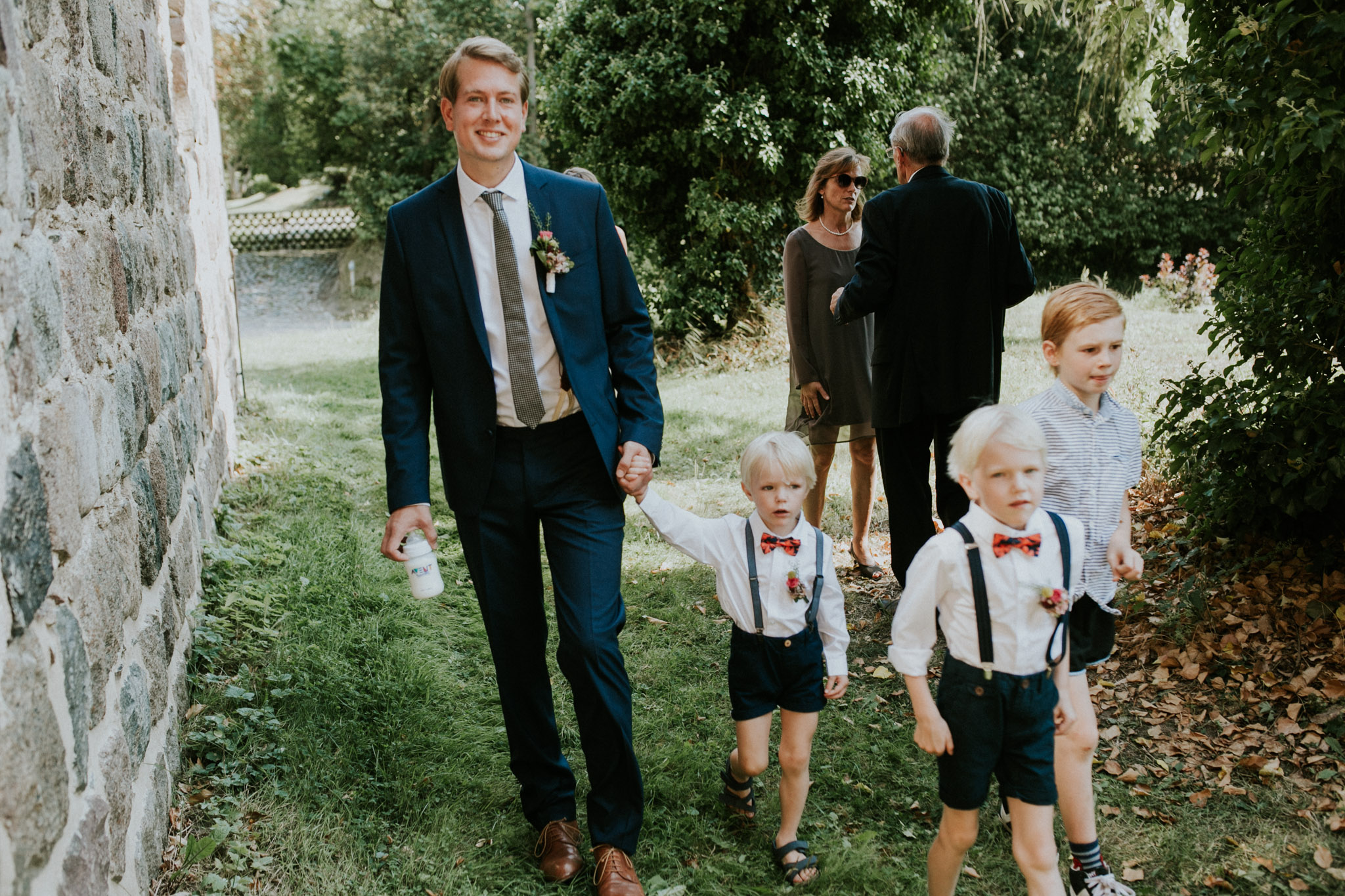 Bräutigam und seine Kinder laufen in die Kirche