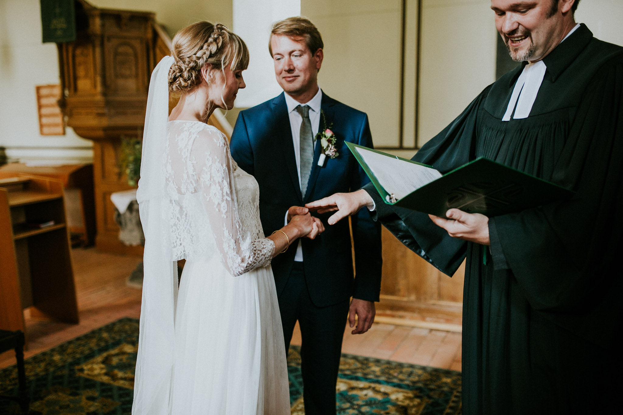 Braut und Bräutigam erhalten den Segen in der Kirche