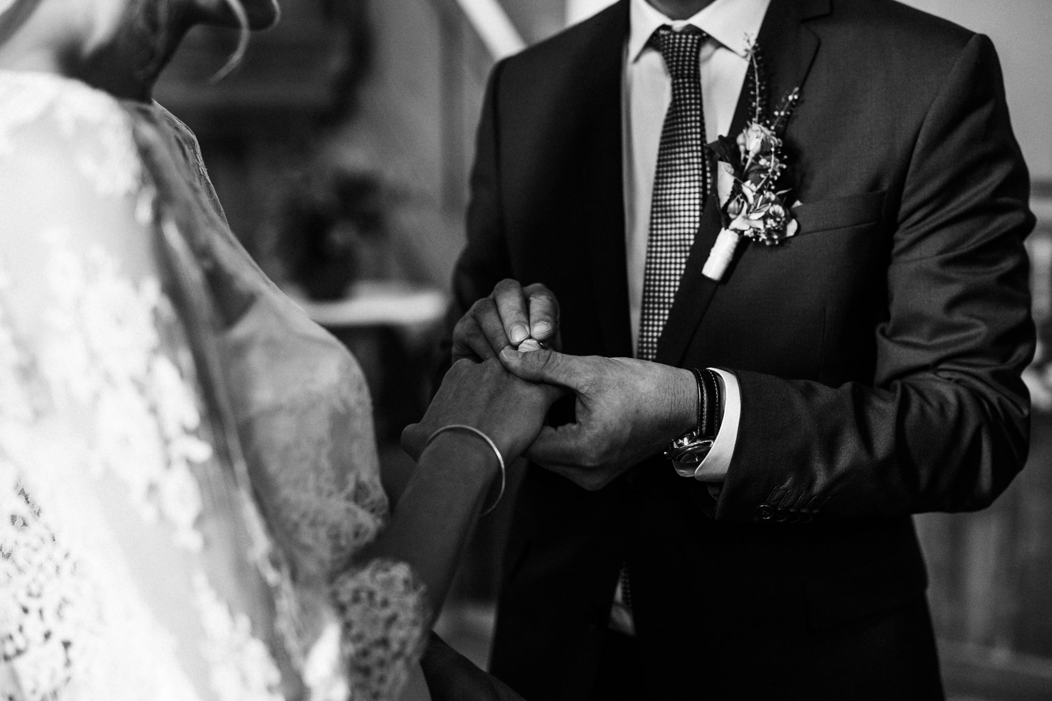 Bräutigam steckt einen Ring an den Finger der Braut