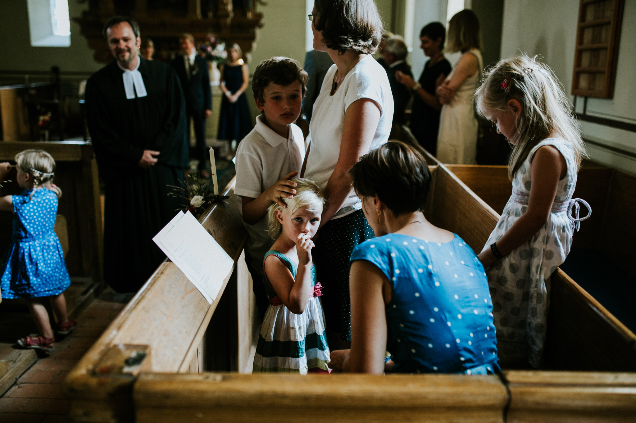 Kinder unterhalten sich bei einer Hochzeit in der Kirche