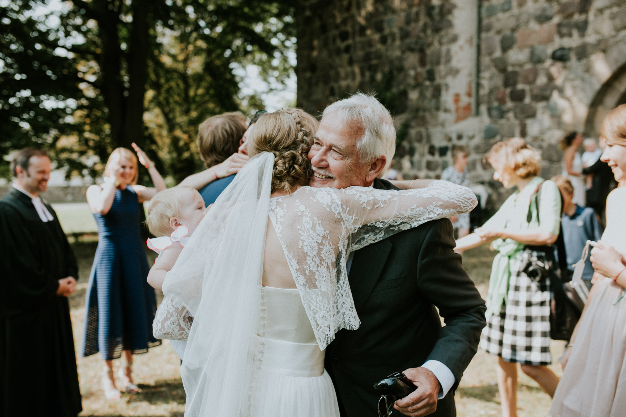 Die Braut umarmt ihren Vater bei einer Hochzeit