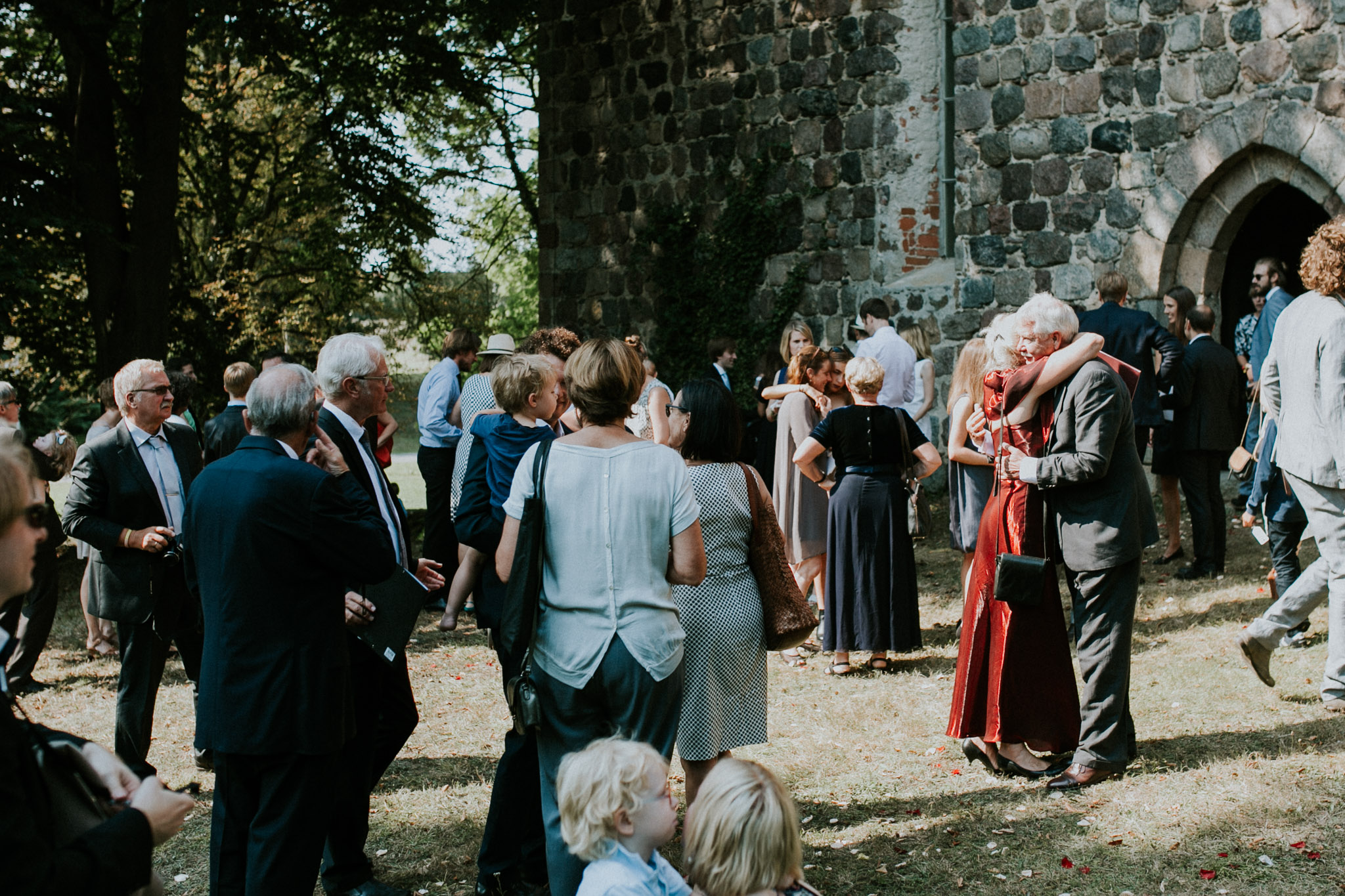 Gäste umarmen sich bei einer Hochzeit in Brandenburg