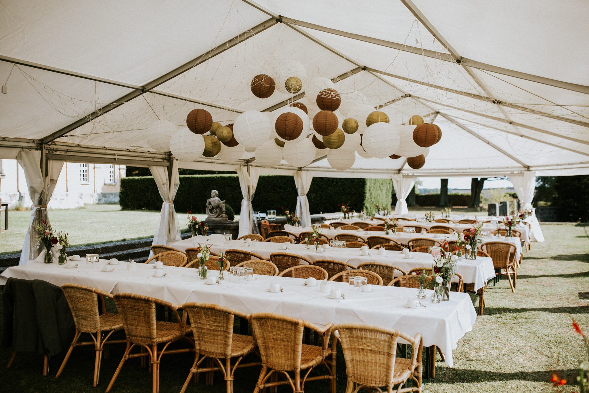 Luftballons und leere Tische bei einer Hochzeit