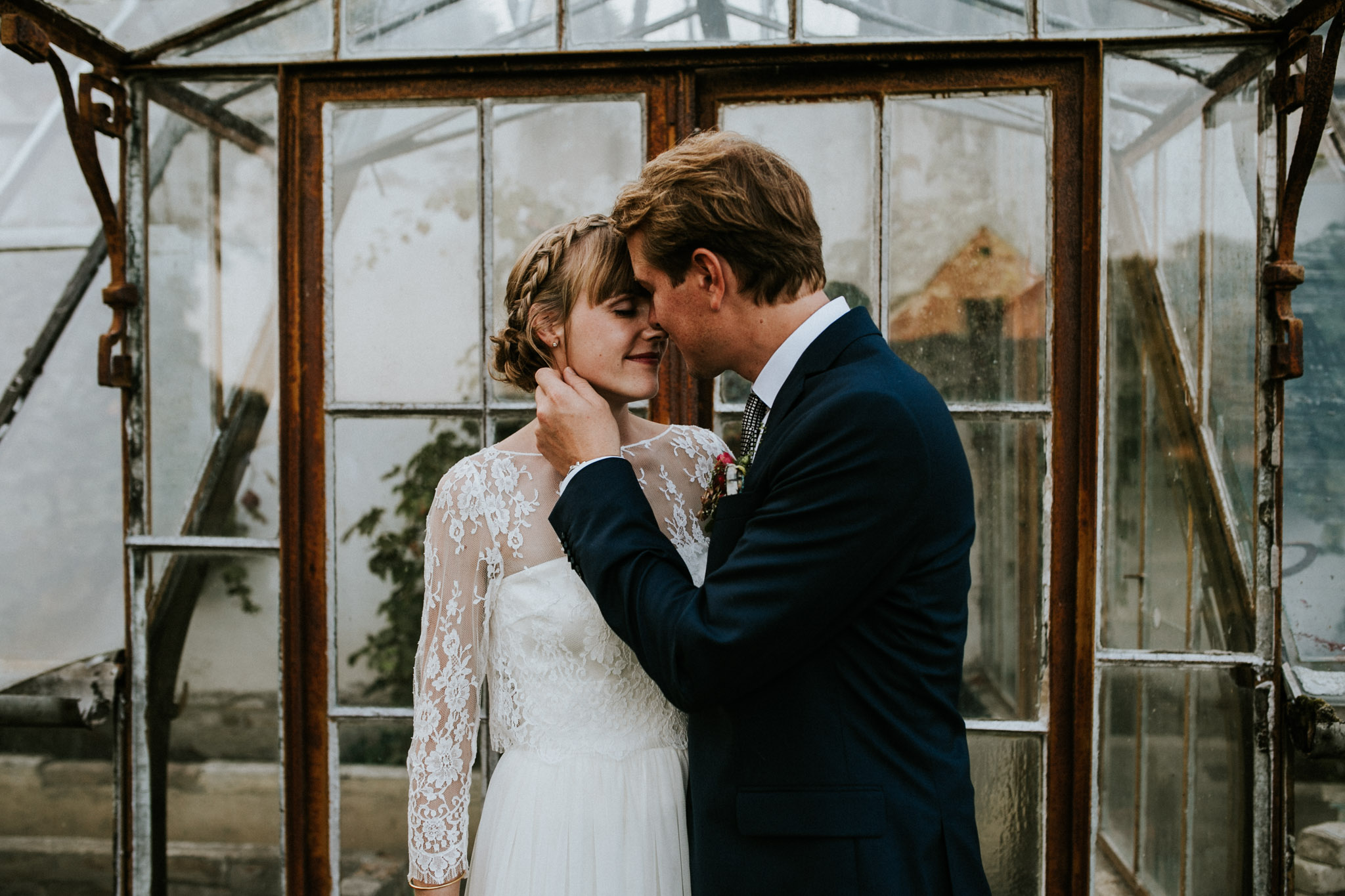 Braut und Bräutigam küssen sich bei einer Hochzeit
