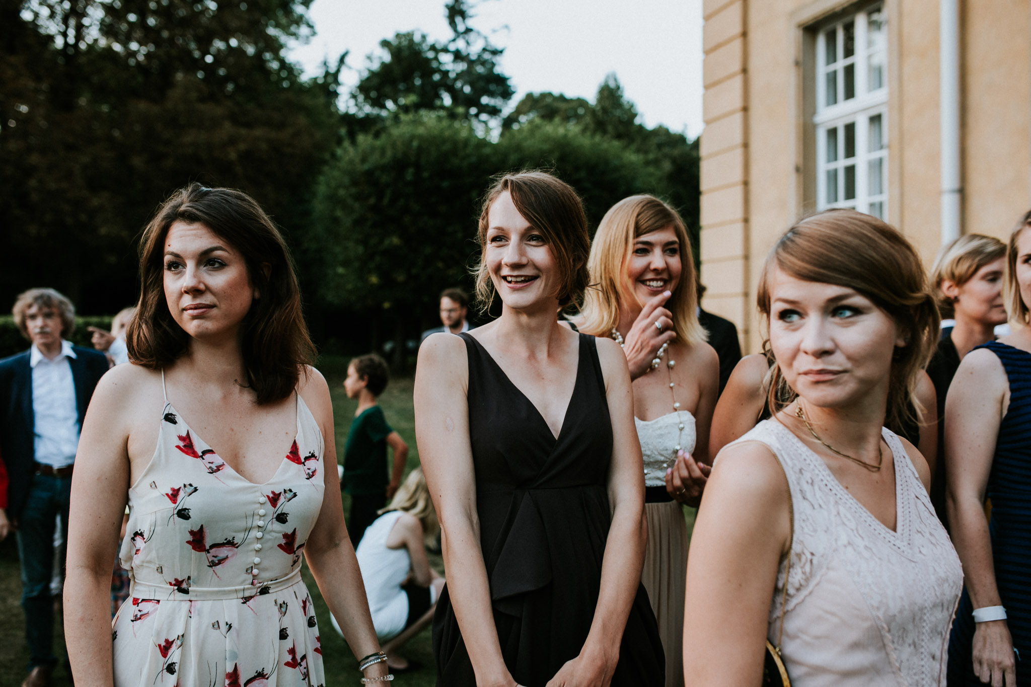 Gäste lachen bei einer Hochzeit in Berlin