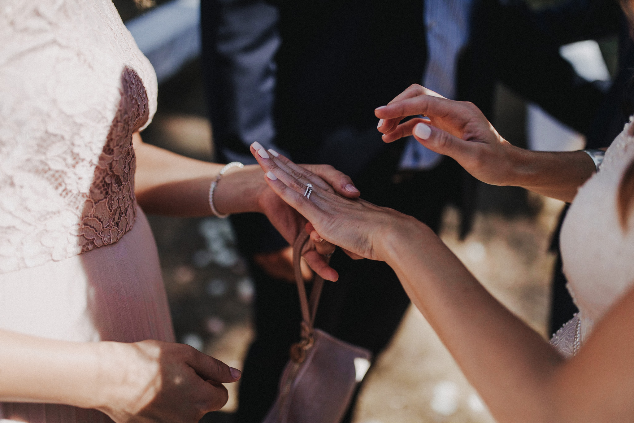 Braut zeigt den Ehering bei einer Hochzeit