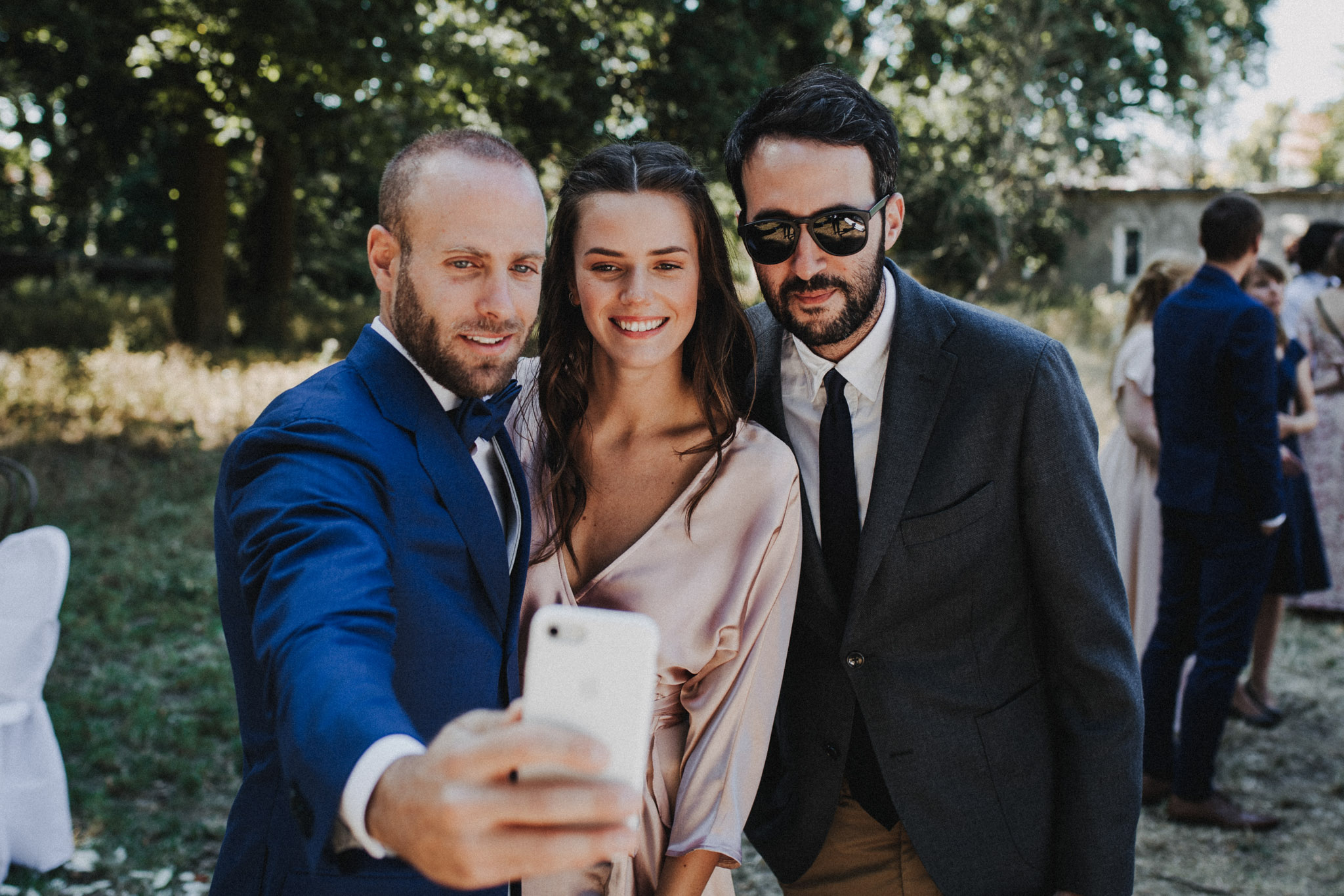 Gäste bei einer Hochzeit machen ein Selfie