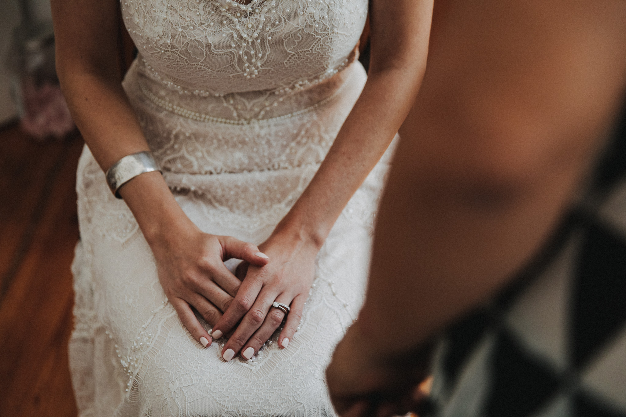 Detail eines Hochzeitskleides und ein schöner Ehering fotografiert von einem Hochzeitsfotografen in Berlin