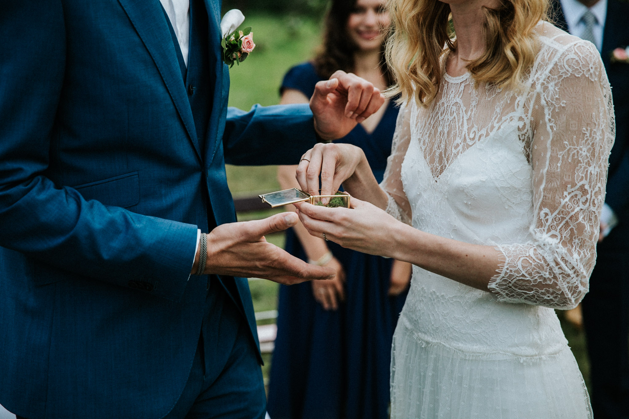 Fotograf auf einer Hochzeit macht Fotos vom Brautpaar