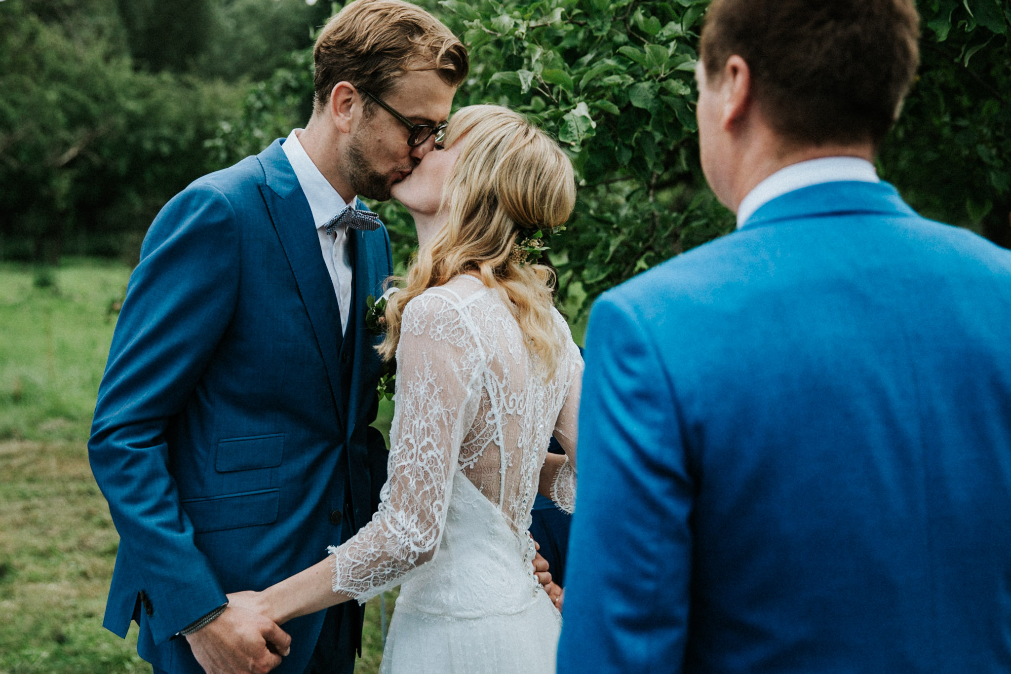 Fotograf auf einer Hochzeit macht Fotos vom Brautpaar