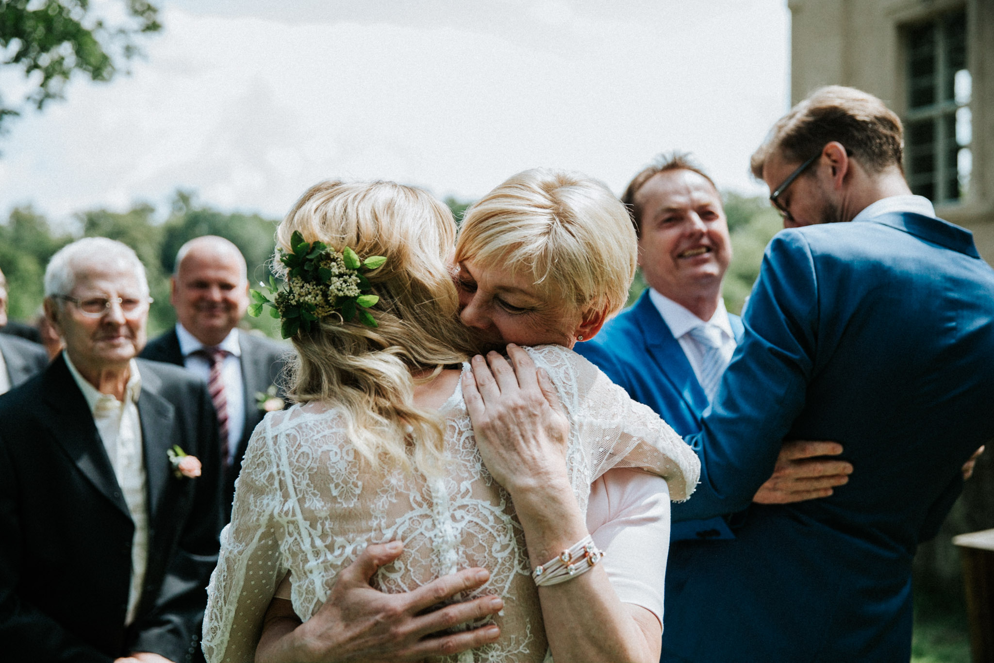 Fotograf auf einer Hochzeit macht Fotos von Gästen