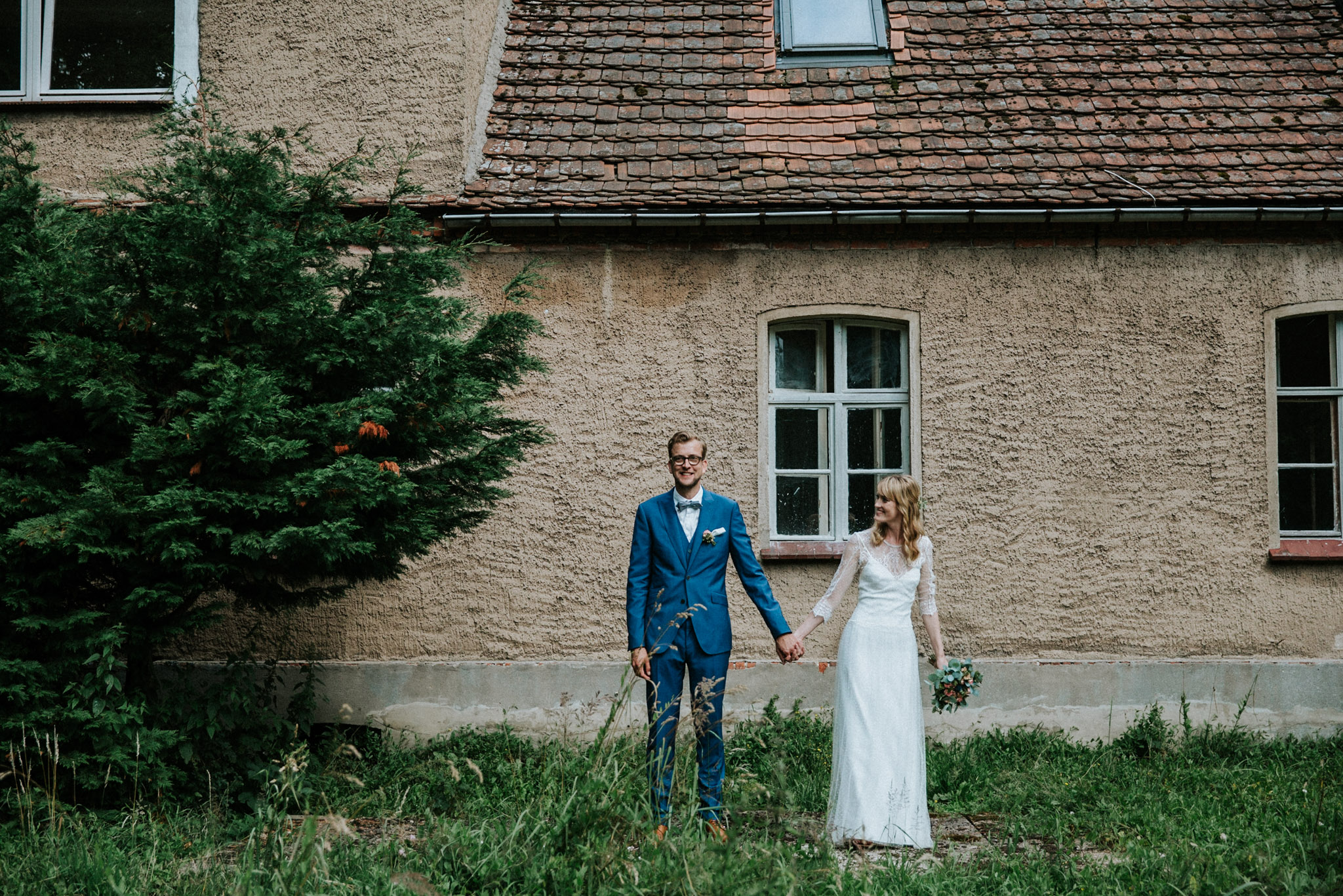 Fotograf auf einer Hochzeit macht Fotos vom Brautpaar