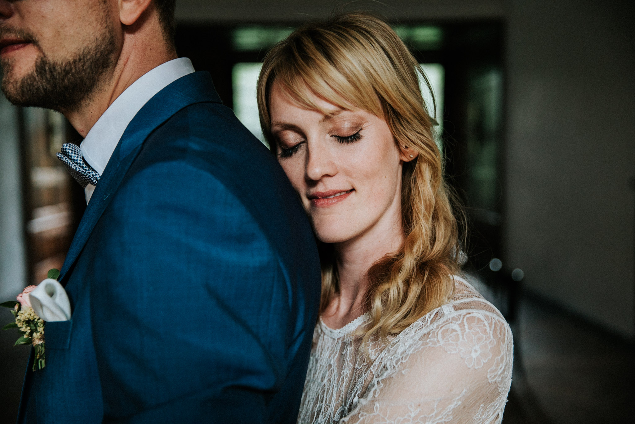 Fotograf auf einer Hochzeit macht Fotos vom Brautpaar