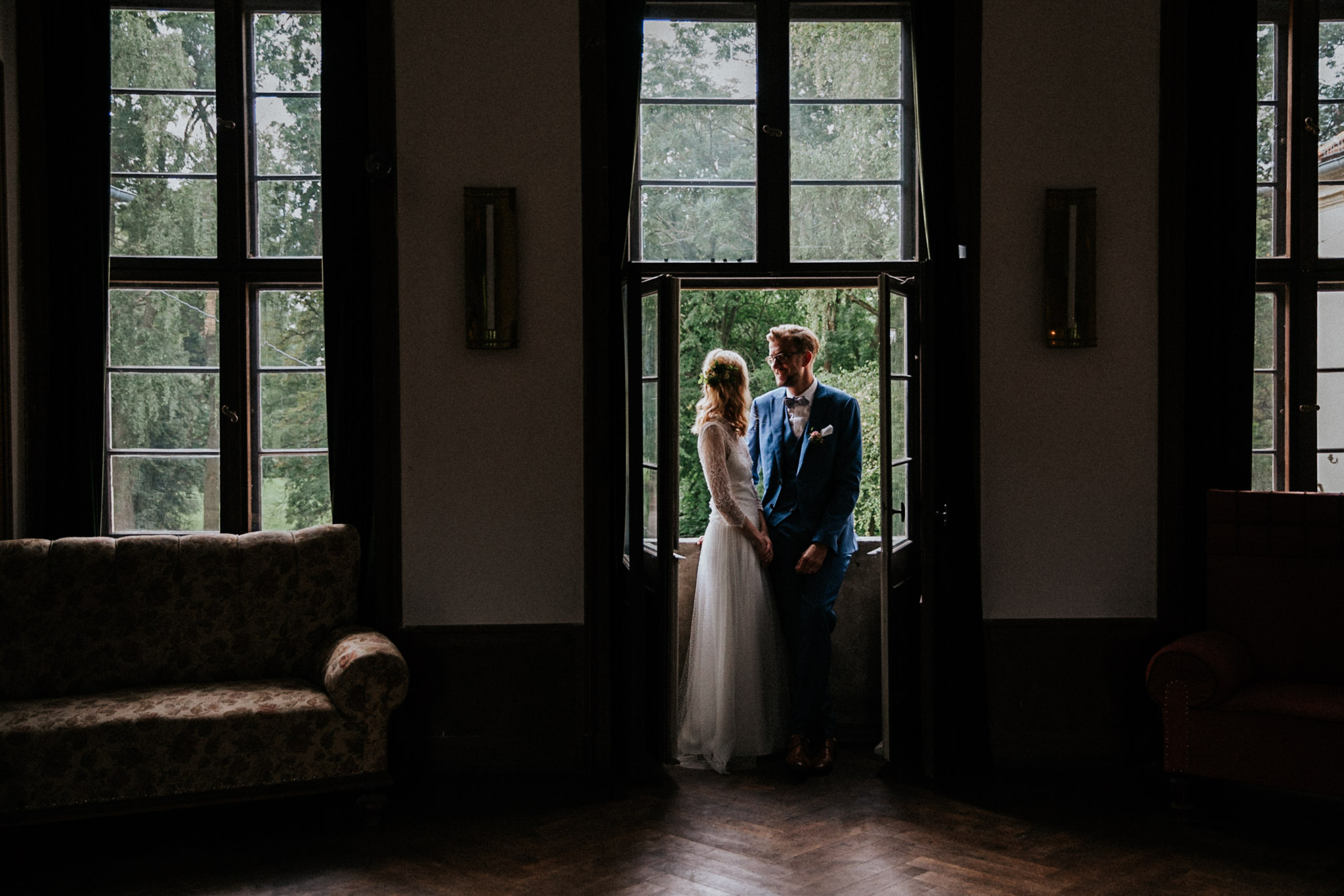 Hochzeitsfotograf Berlin fotografiert Brautpaar auf Schloss Schwante