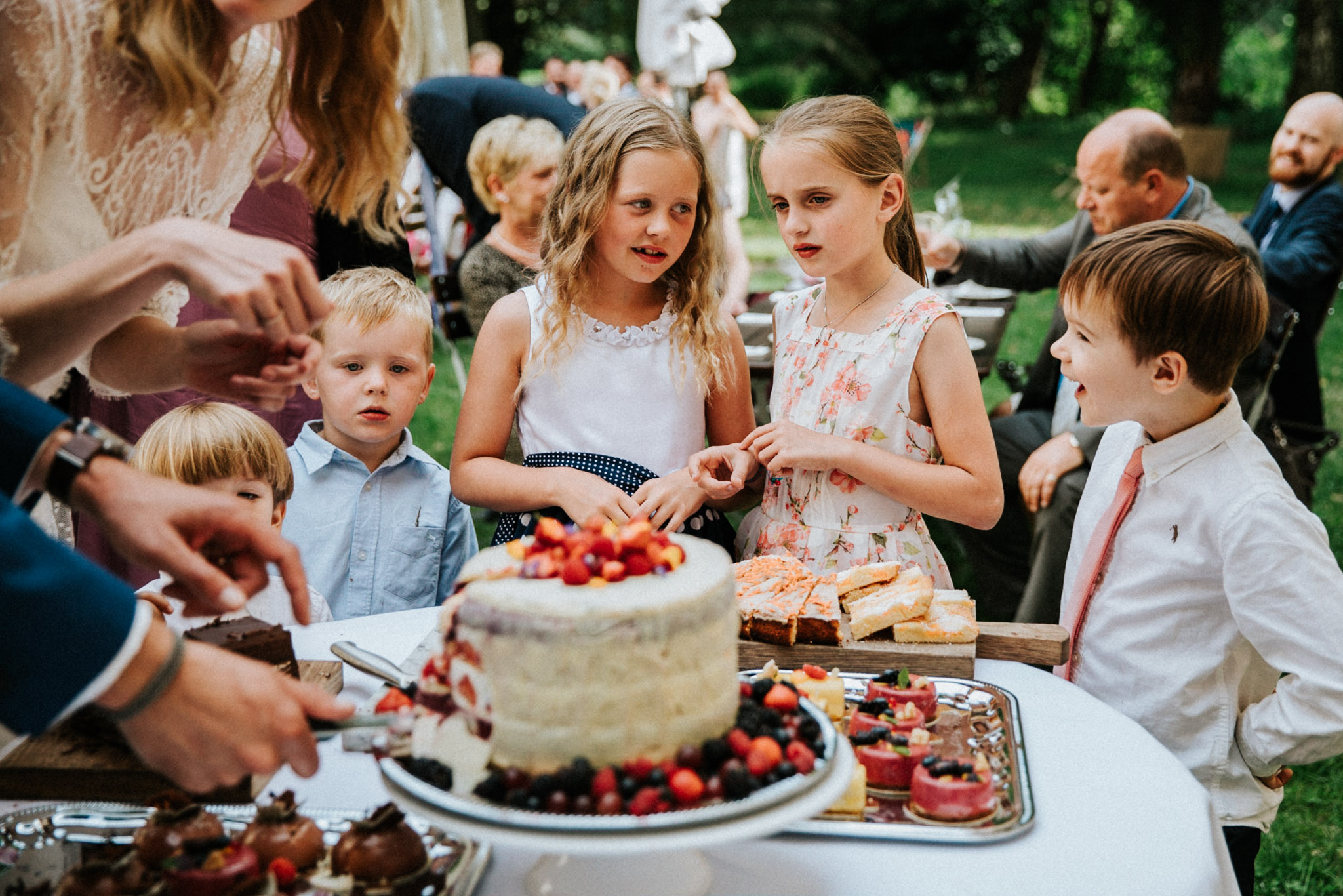 Kinder essen Torte auf Schloss Schwante