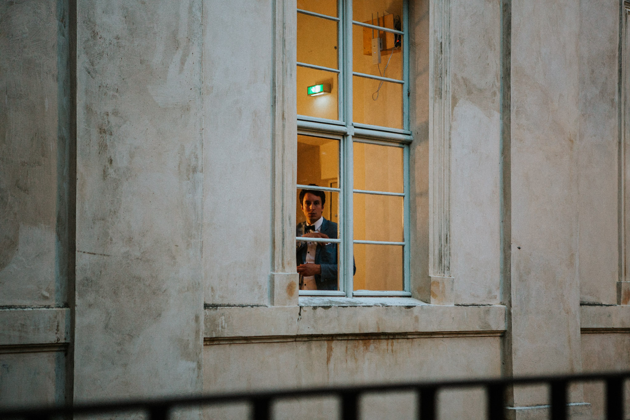 Ein Gast guckt aus dem Fenster von Schloss Schwante