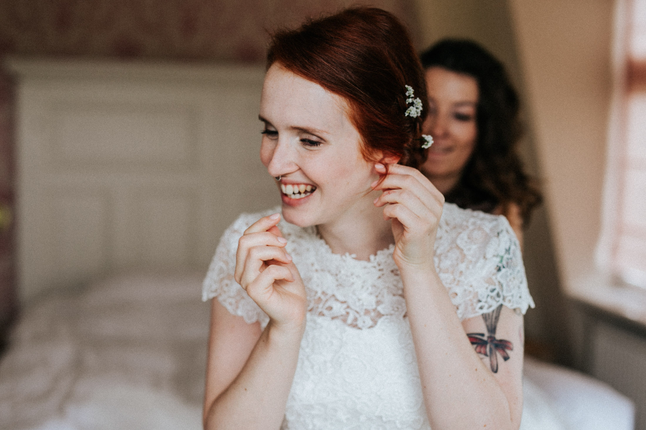 Braut zieht ihr Hochzeitskleid an