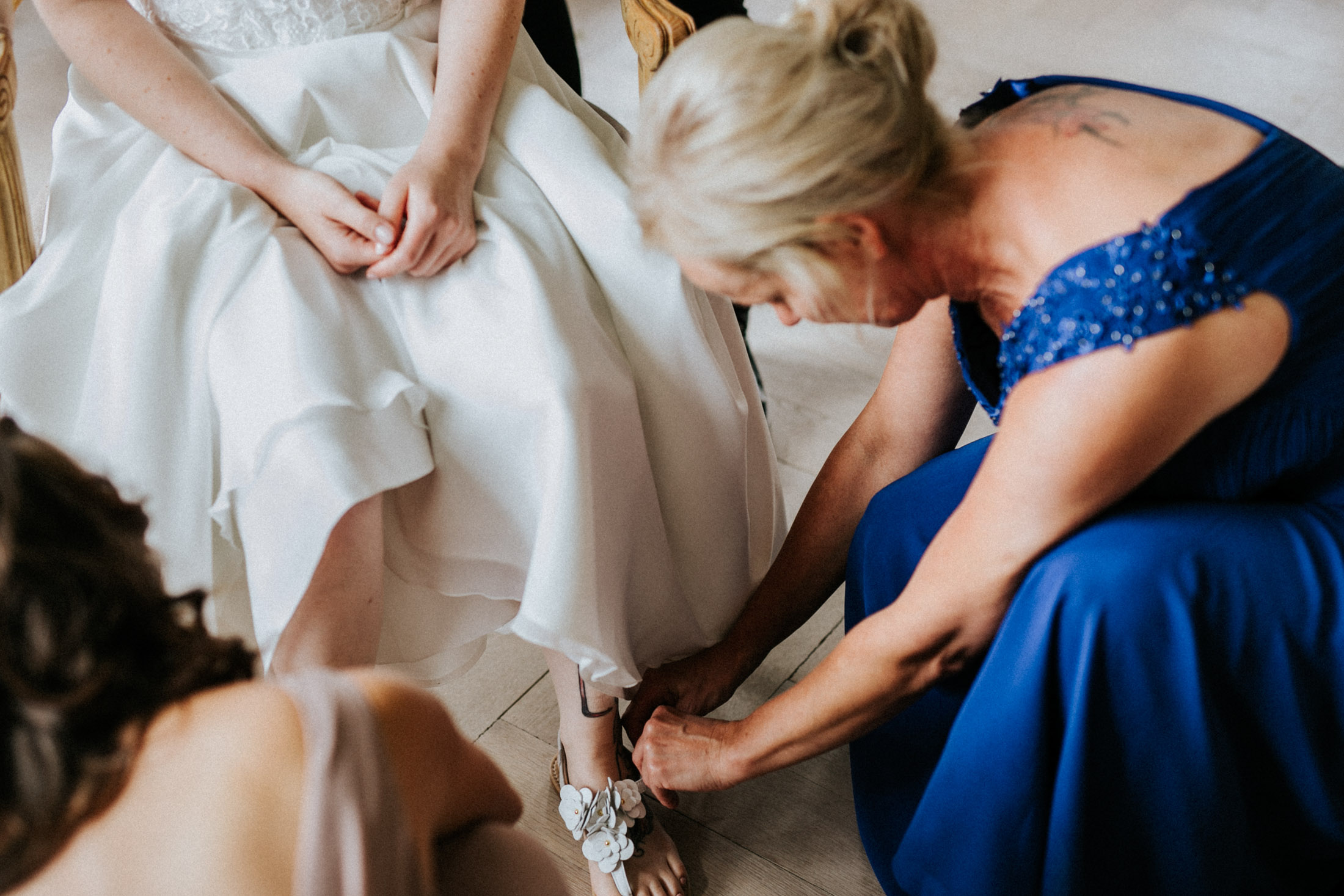 Braut zieht ihr Hochzeitskleid an