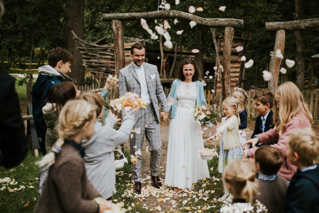 Hochzeitsfotograf aus Berlin macht ein Foto bei einer Hochzeit in Tornow