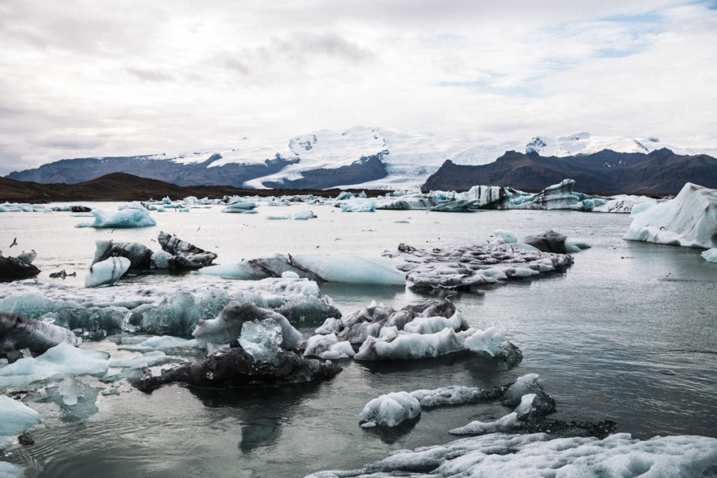 Gletschersee in Island bei blauer Stunde